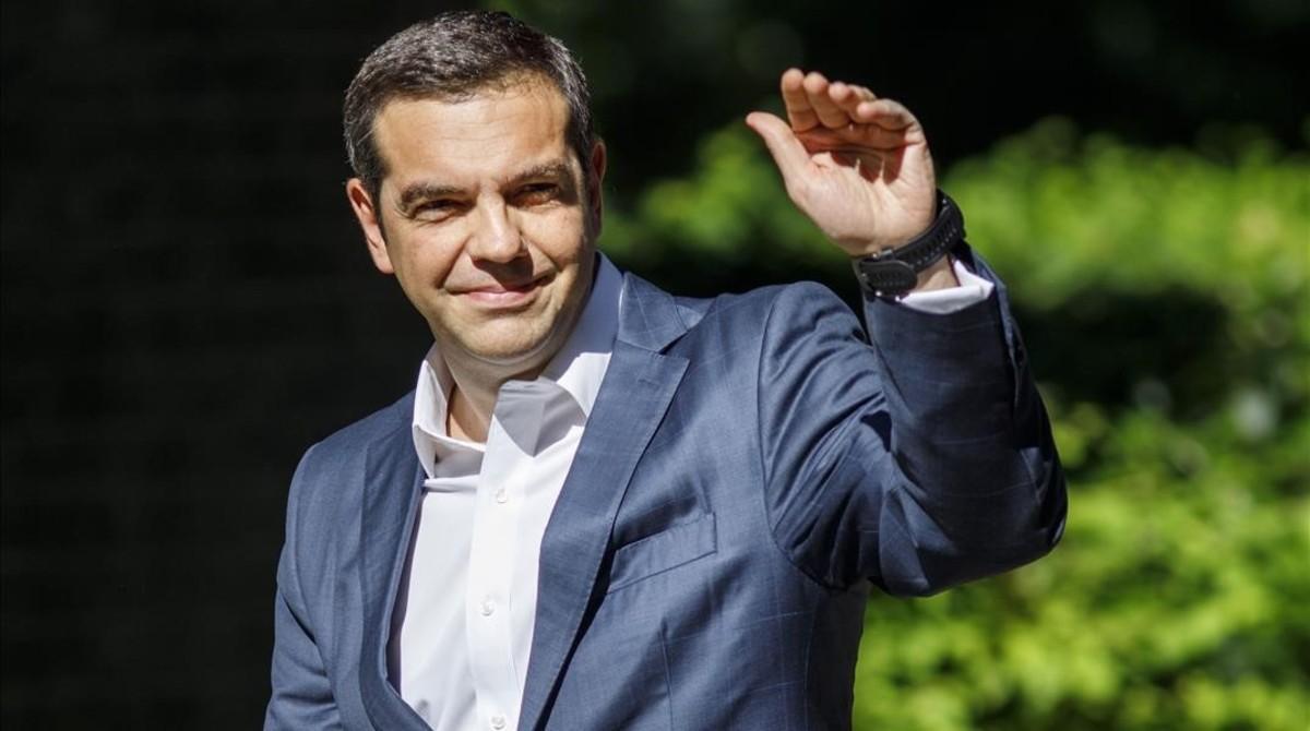 zentauroepp43992168 greece s prime minister alexis tsipras walks toward 10 downi180628111624