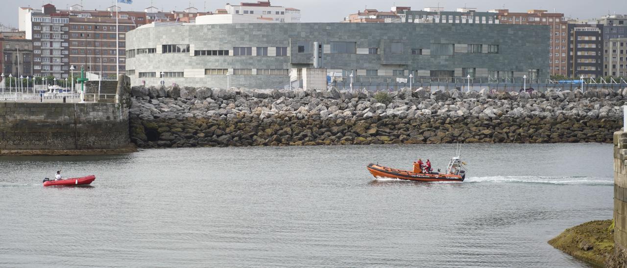 Embarcación de Cruz Roja, en el puerto deportivo, tras la toma de muestras del agua.