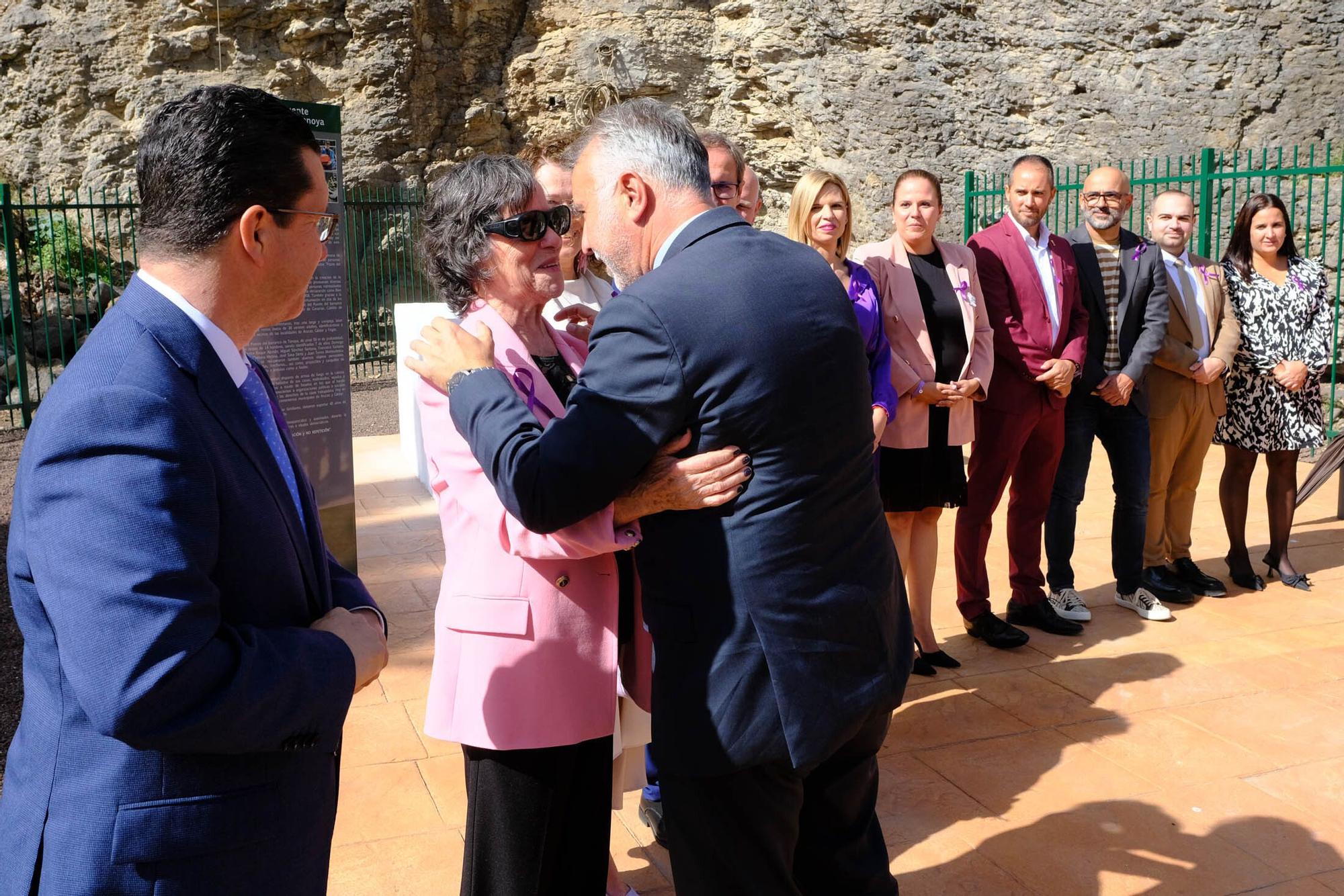 Visita de Ángel Víctor Torres al pozo del olvido en el Barranco de Tenoya