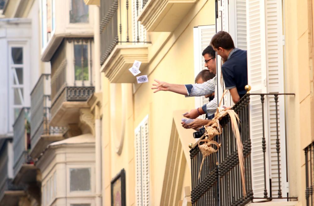 La tercera salida procesional de la Virgen de los Remedios recorre las calles del Centro de Málaga tras iniciar el cortejo desde la iglesia de los Mártires.