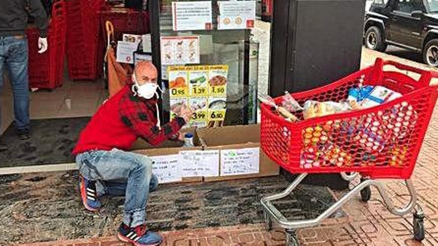 Marco Martín, en el primer punto de recogida que instaló en el supermercado de su barrio.