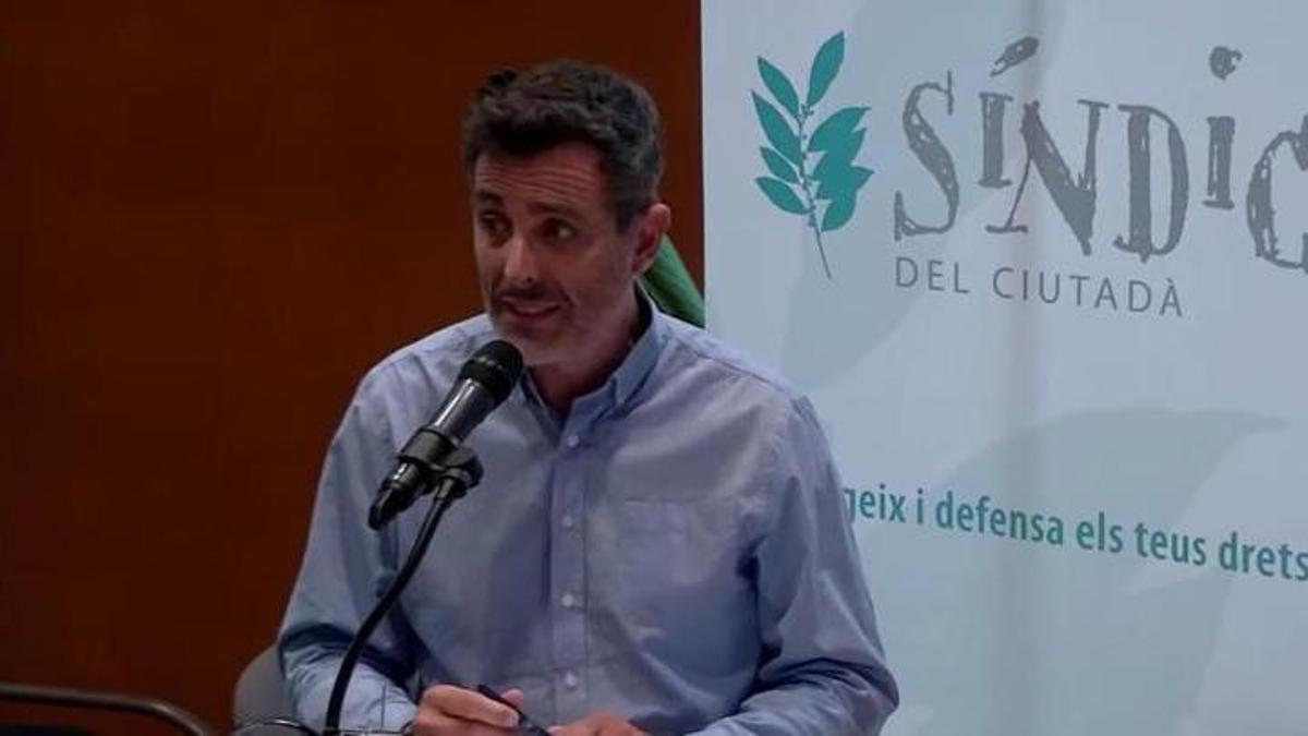 El Síndic de Lloret de Mar durant la presentació de la memòria.