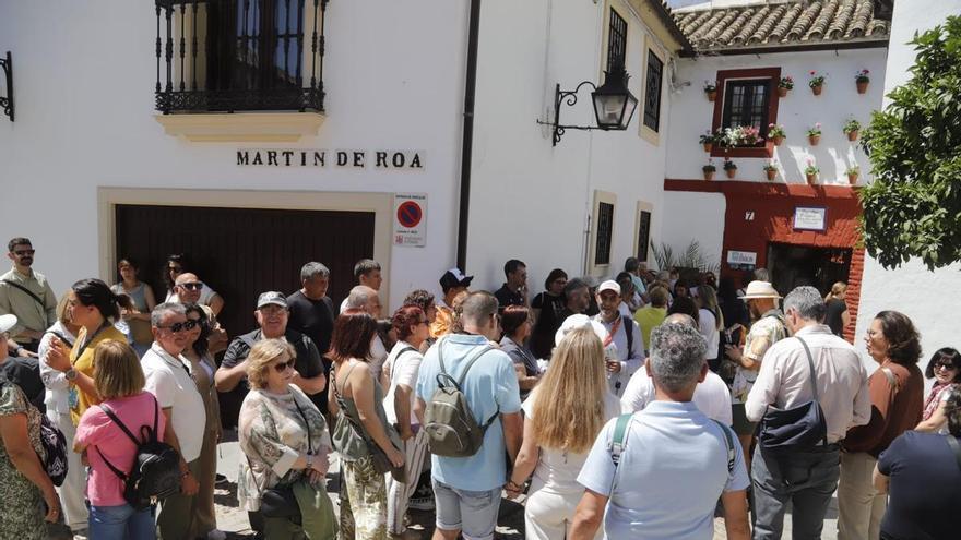 Colas y bulla en los Patios de Córdoba antes de que empiece la fiesta: 