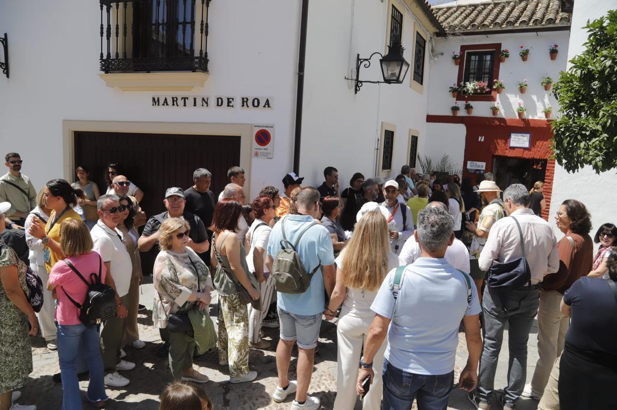 Colas en un patio de San Basilio este viernes.