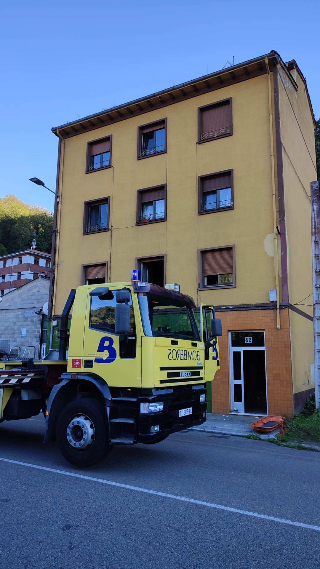 Susto en Langreo: dos heridos al derrumbarse parte del primer piso de una vivienda en Ciaño