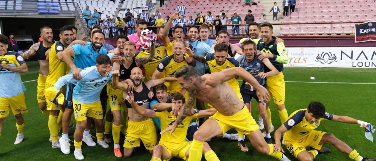 La plantilla del Atlético Baleares celebra la permanencia en Las Gaunas, el sábado.