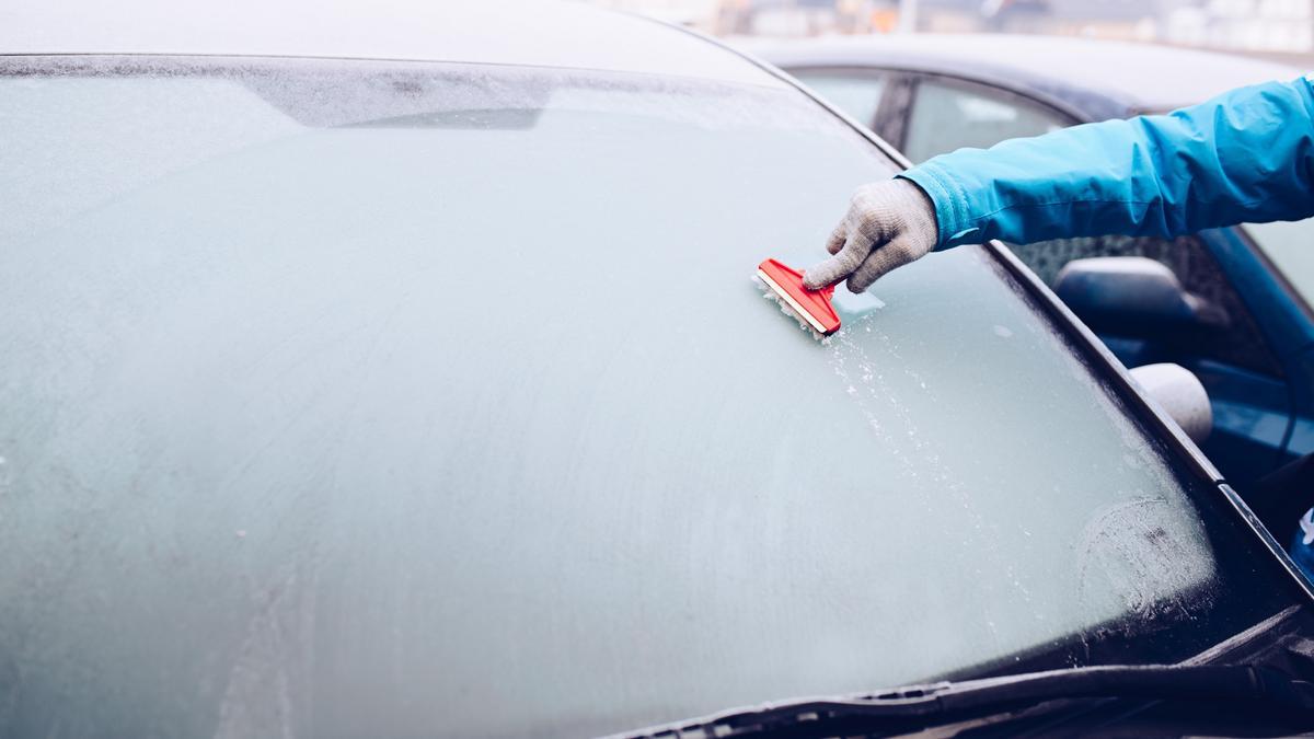 La DGT recomienda utilizar una rasqueta para quitar el hielo de la luna de nuestro coche.