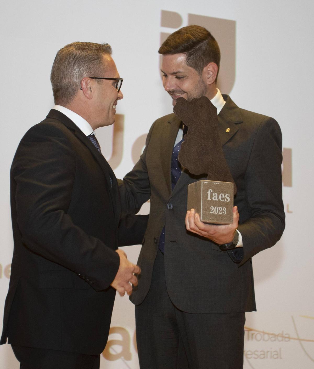 Kico Jordá recoge el Premio a la Empresa Socialmente Comprometida de manos del alcalde de Gandia en la gala FAES 2023.