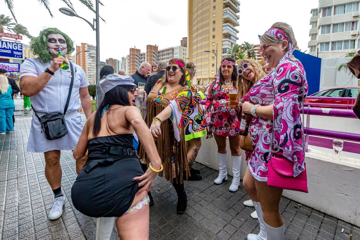 Los británicos desafían a la lluvia y celebran su "Fancy Dress Party" en Benidorm