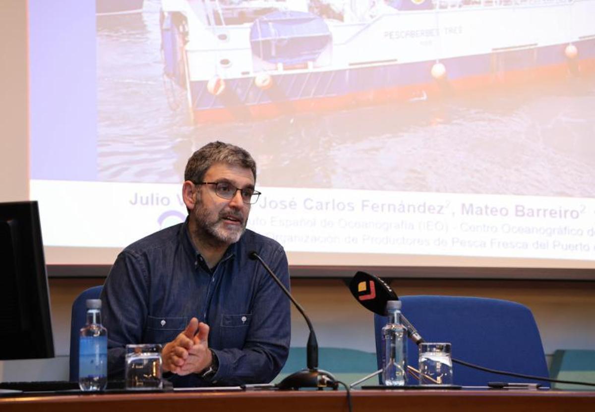 El biólogo del equipo del Centro Oceanográfico de Vigo, Julio Valeiras, ayer en la presentación. |  // ALBA VILLAR