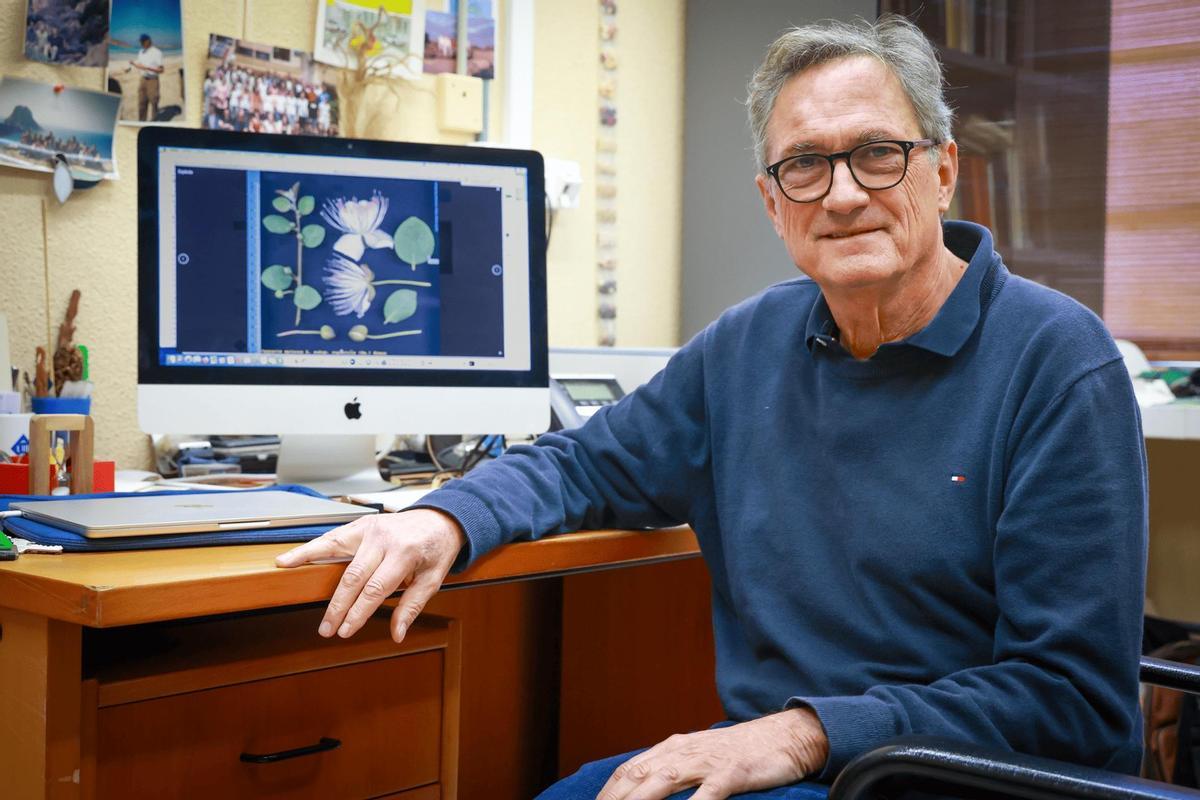 El doctor Joan Rita está al frente del Herbari Virtual del Mediterrani Occidental de la UIB.