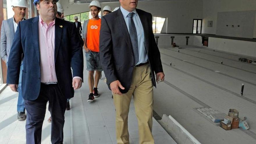 Agustín Iglesias Caunedo, con Jaime Gutiérrez, durante la visita de ayer al complejo deportivo.