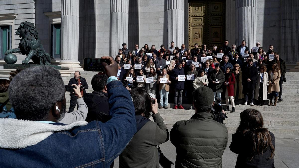 Los periodistas no acuden a las ruedas de prensa del Congreso en protesta por los ataques de agitadores ultras