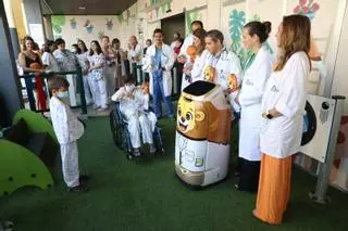 Así es Leo, el nuevo robot que canta, felicita cumpleaños y regala chucherías y sonrisas a los niños del Reina Sofía