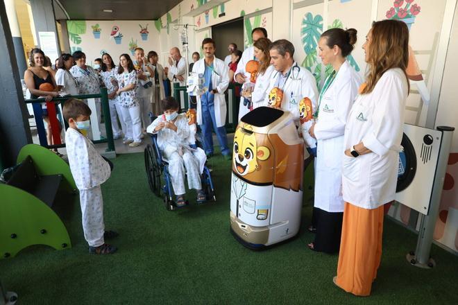 Así es Leo, el nuevo robot que canta, felicita cumpleaños y regala chucherías y sonrisas a los niños del Reina Sofía