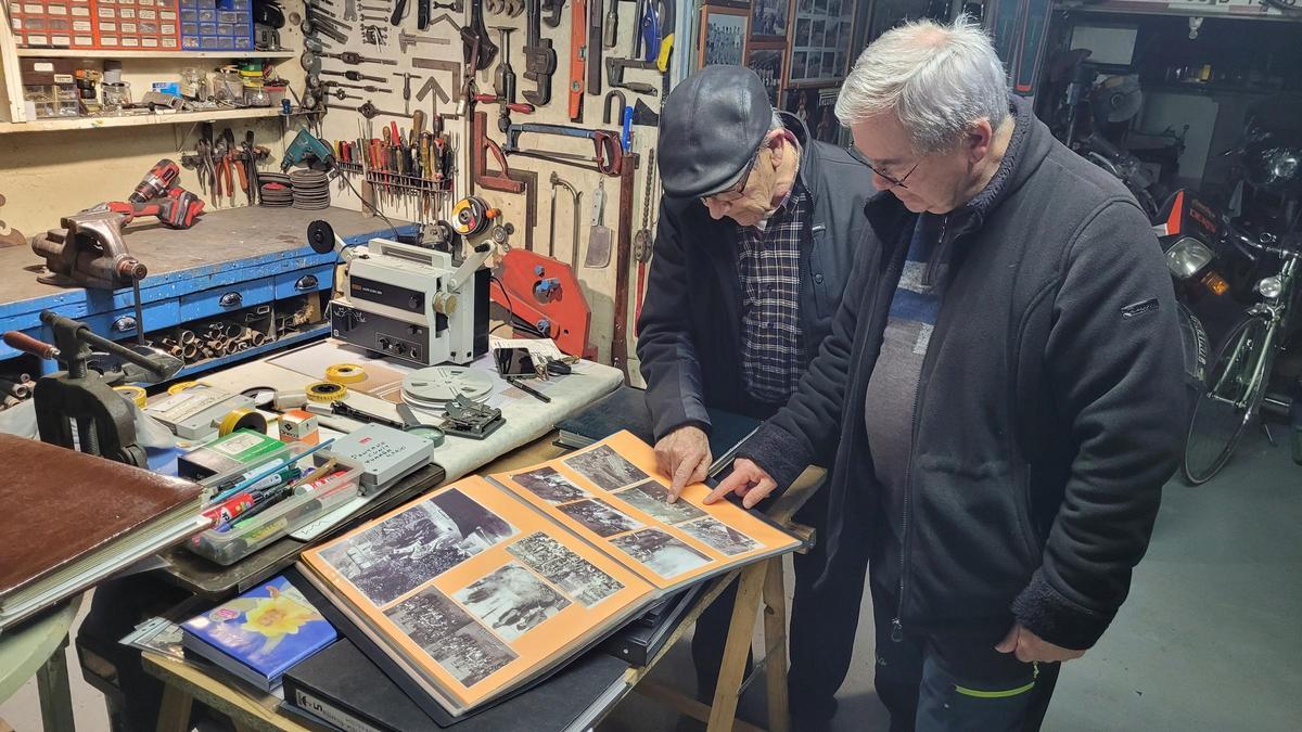 César Gutiérrez i Jaume Corominas repassen algunes fotografies antigues de Sant Salvador