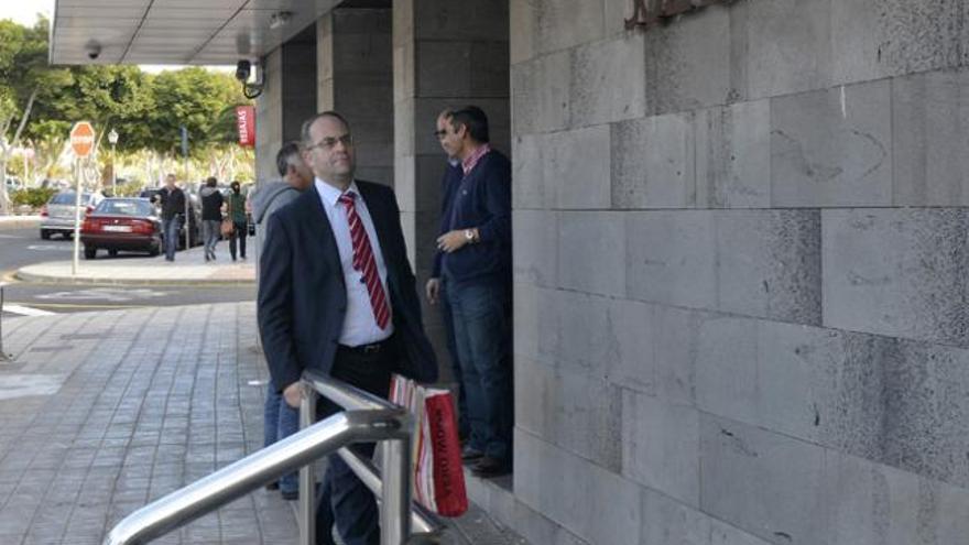 Cesar Romero Pamparacuatro, ayer a la entrada de los juzgados de Arrecife. | adriel perdomo