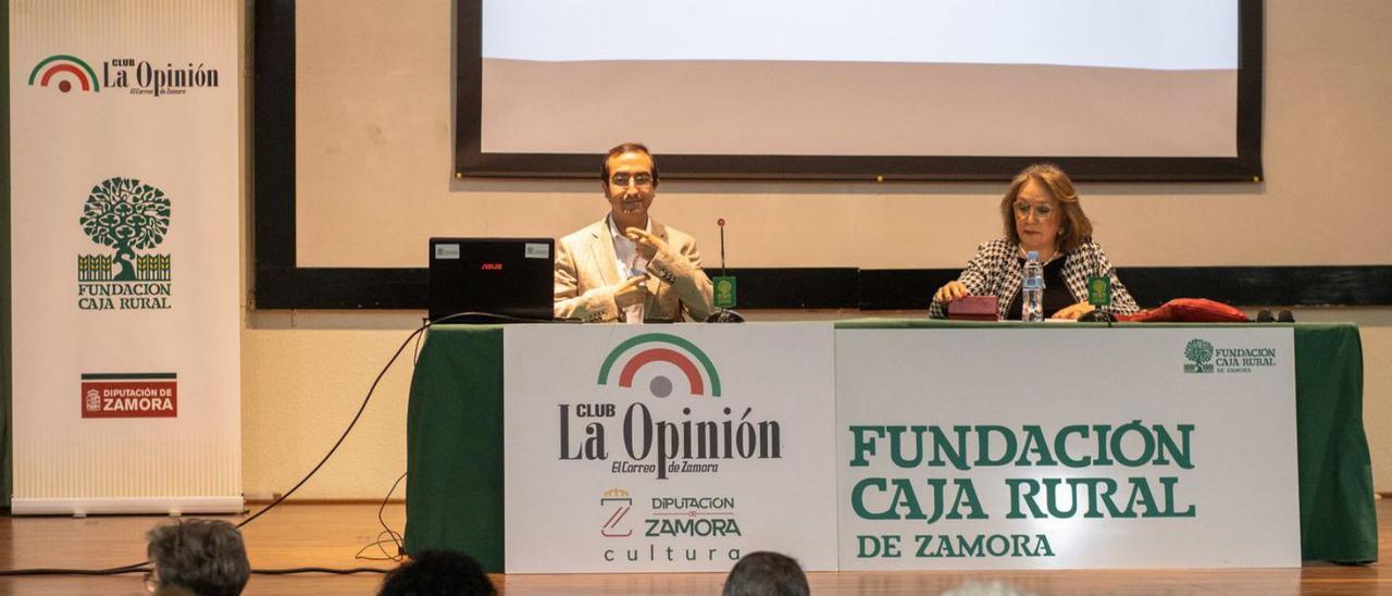 El escritor y profesor Luis Santamaría, junto a Carmen Ferreras en el Club LA OPINIÓN-EL CORREO. | E. F.