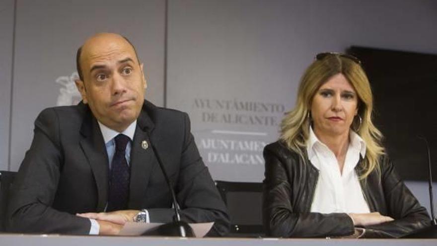 El alcalde, Gabriel Echávarri, junto a la nueva portavoz del gobierno, Eva Montesinos, el pasado miércoles.