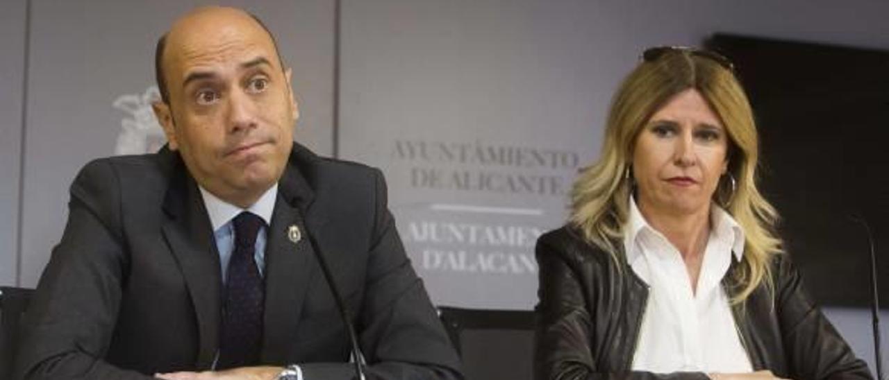 El alcalde, Gabriel Echávarri, junto a la nueva portavoz del gobierno, Eva Montesinos, el pasado miércoles.