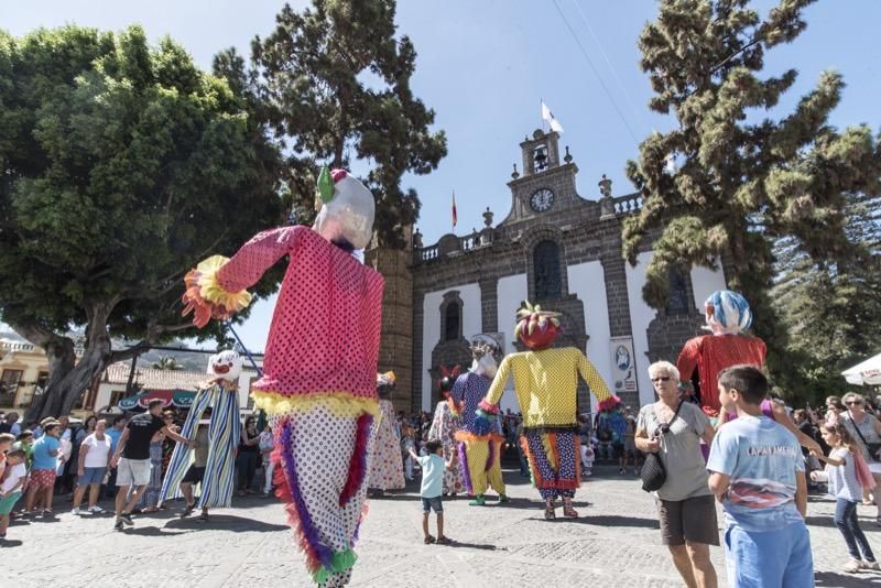 Fiestas del Pino en Teror: Subida de la Bandera en la Basílica