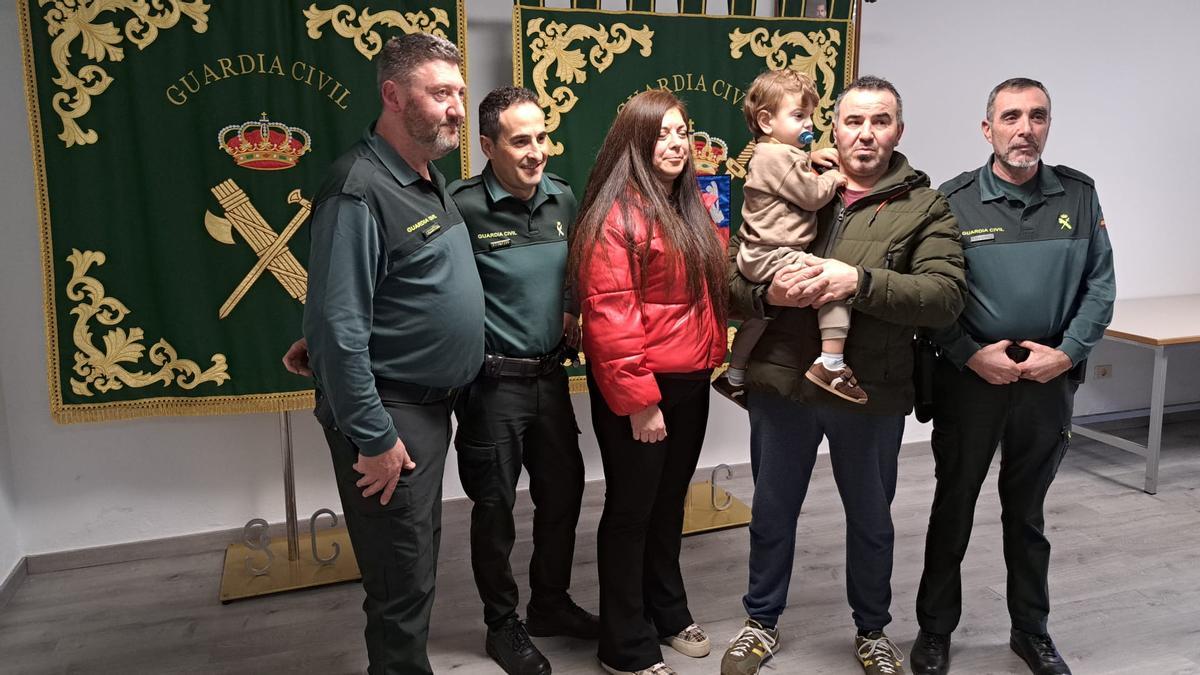 Los agentes de la Comandancia de la Guardia Civil de Lugo con los padres y el niño al que auxiliaron.