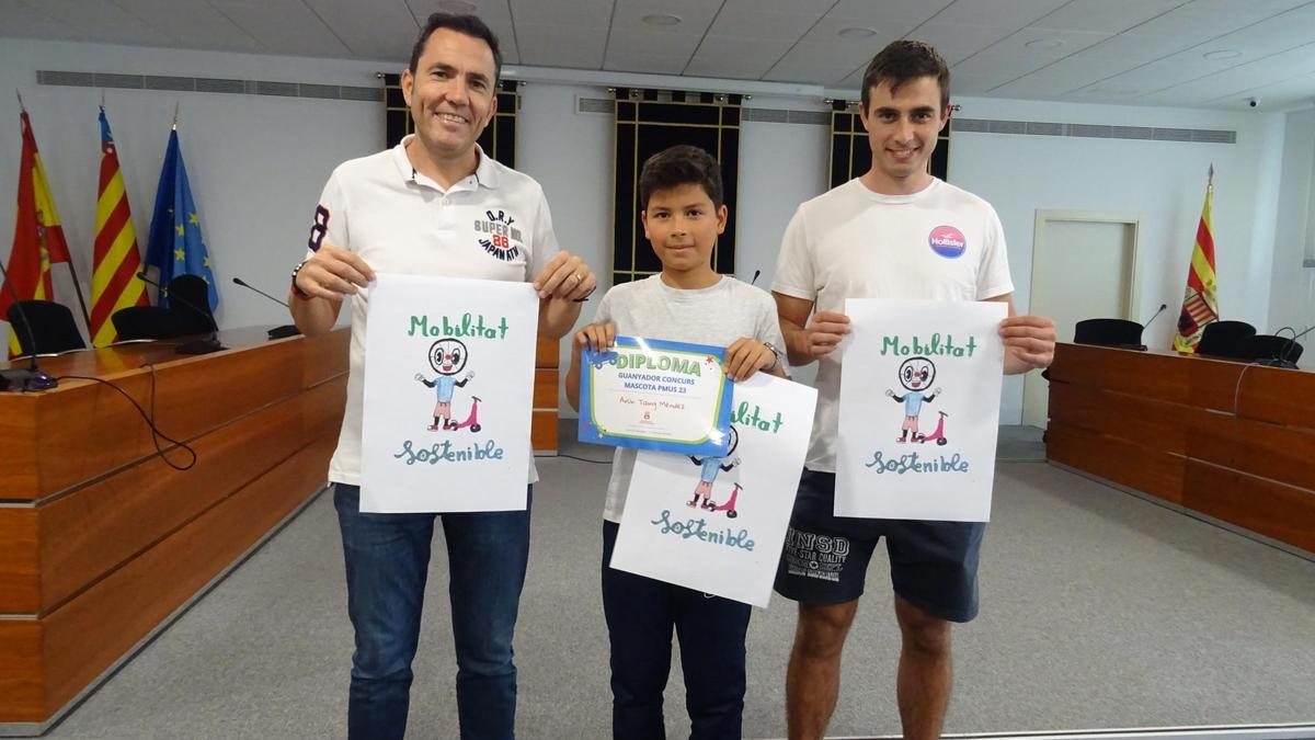 Momento de la recepción del ganador por el alcalde y el concejal de Juventud