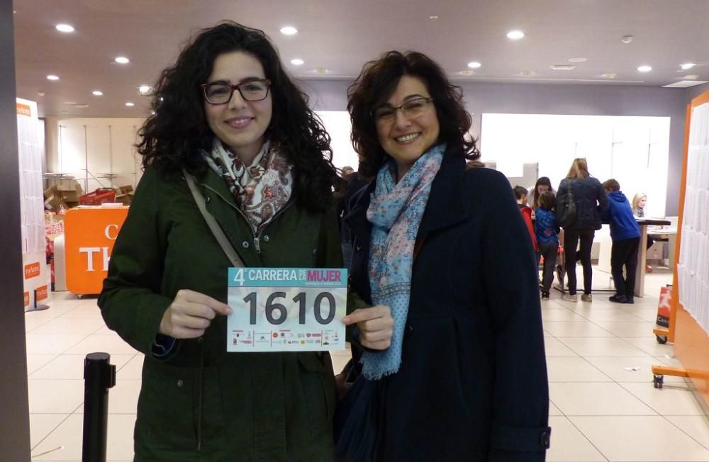 Recogida de dorsales en el Thader para la IV Carrera de la Mujer (Tarde)