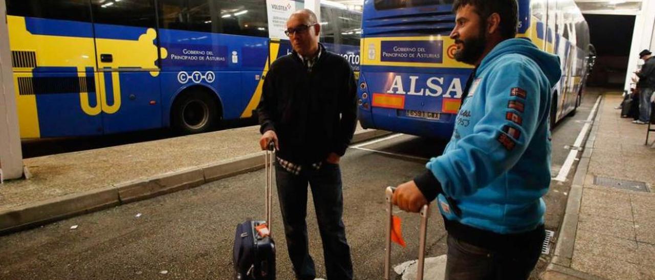 Carlos Álvarez y Jesús Fernández esperan la salida del Alsa.