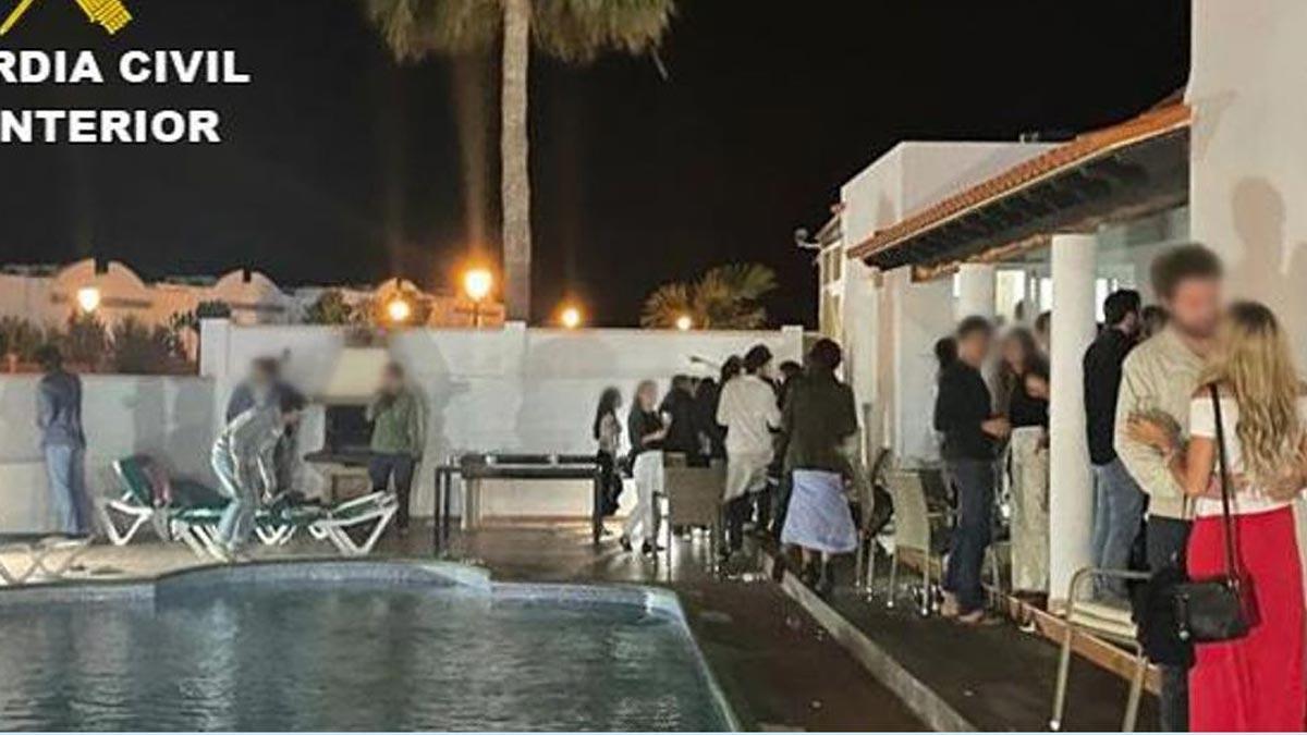 Los jóvenes que se encontraban en la fiesta desalojada en la madrugada de ayer en una villa de Corralejo.