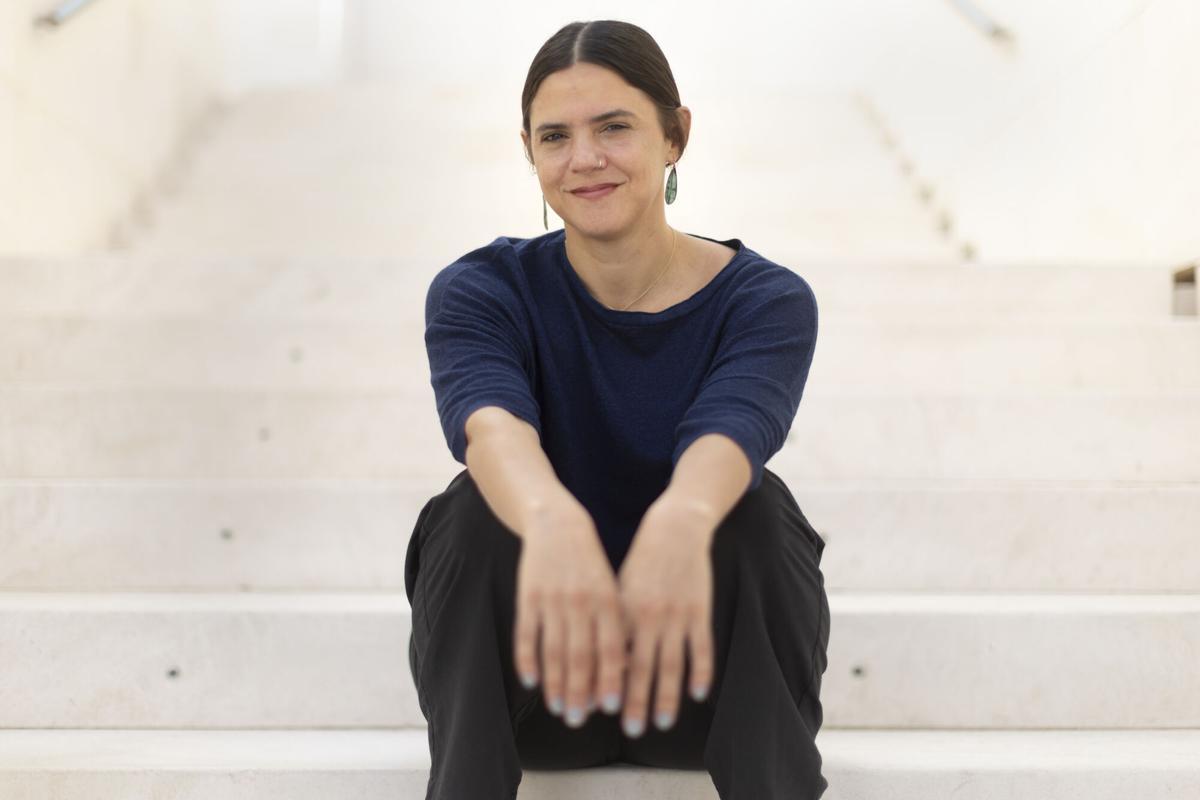 La escritora mexicana Valeria Luiselli, que participa el jueves en la inauguración del festival 'En otras palabras', de la Fundación 'La Caixa', habla con EFE de su nueva novela, 'Principio, medio, fin', con una madre y su hija adolescente de viaje por Sicilia durante un verano de vientos impredecibles, repentinas tormentas y volcanes en ebullición. EFE/Marta Pérez