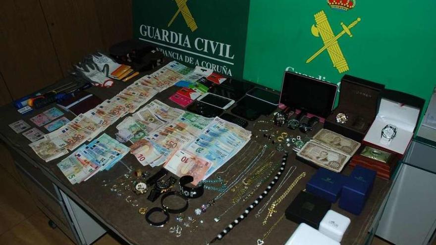 Dinero, joyas y otros objetos intervenidos a una banda que asaltaba en el área de Betanzos.