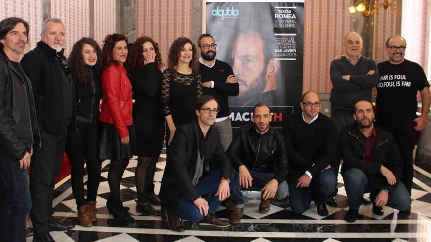 Foto de familia de los actores y directores de Alquibla, junto a los coproductores de Macbeth.