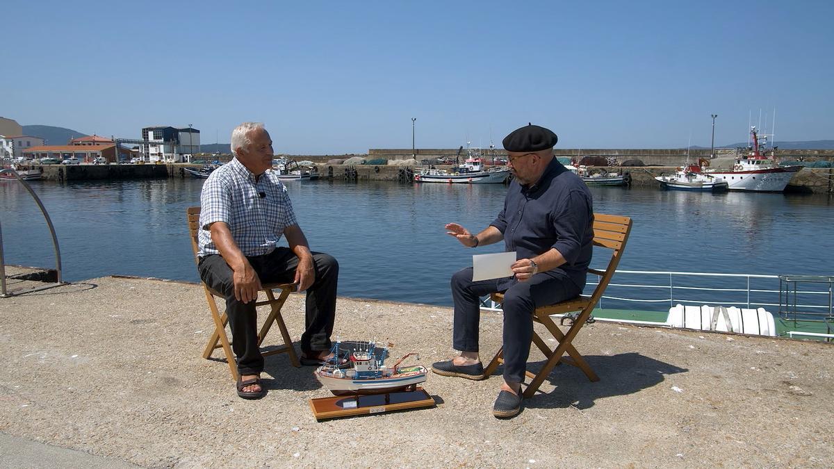 O presentador X.H.Rivadulla Corcón fala con Manolo Vázquez en Portosín.