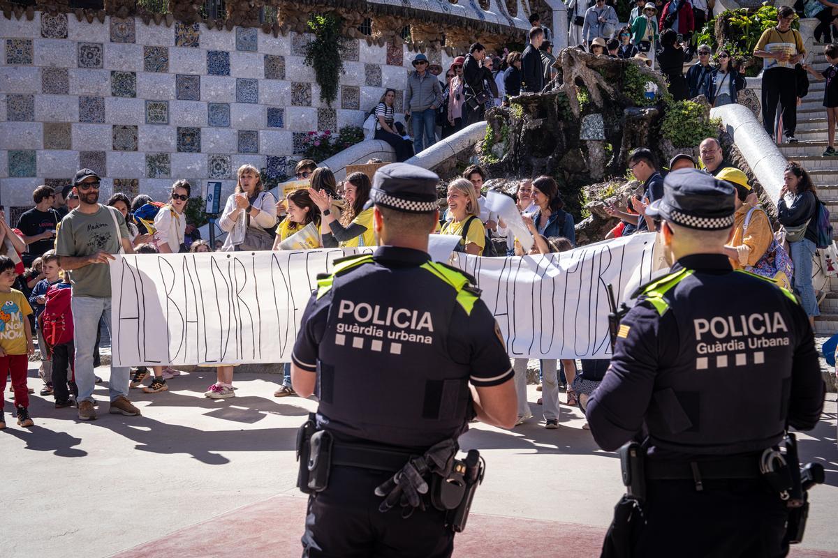 Familias de la escuela Escola Baldiri Reixac se concentrarán ante el dragón del Park Güell junto a alumnos y profesores en una acción conjunta para apoyar las movilizaciones de este mes.