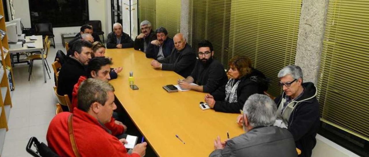 Representantes municipales se reunieron anoche con los colectivos de O Hío. // Gonzalo Núñez