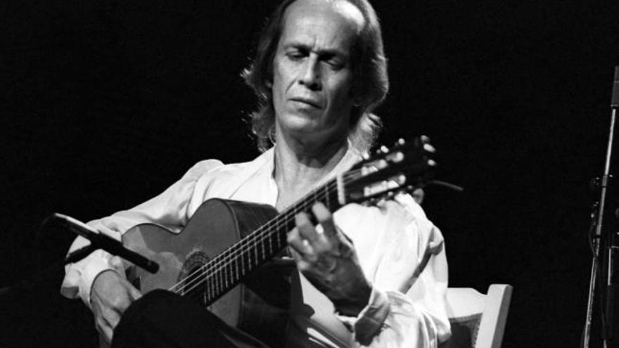 Paco de Lucía durante un recital en 1990.