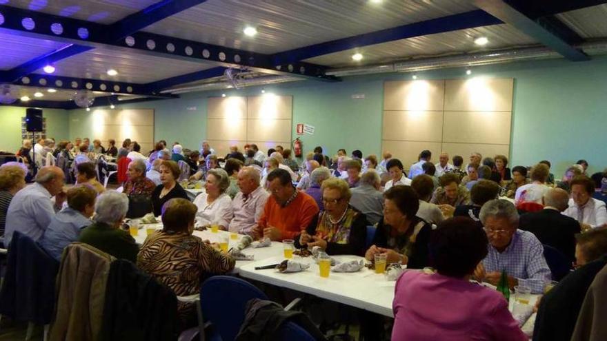 Asistentes al noveno Festival de la castaña organizado por &quot;Los Más Grandes&quot; de Ribadesella.