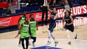 Doncic entra a canasta ante la mirada de tres defensores de los Timberwolves.