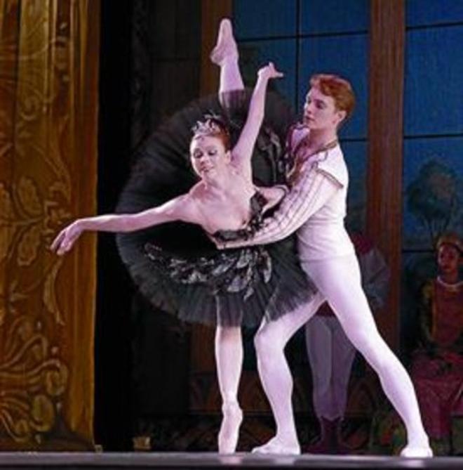Una pareja de bailarines rusos durante una representación.