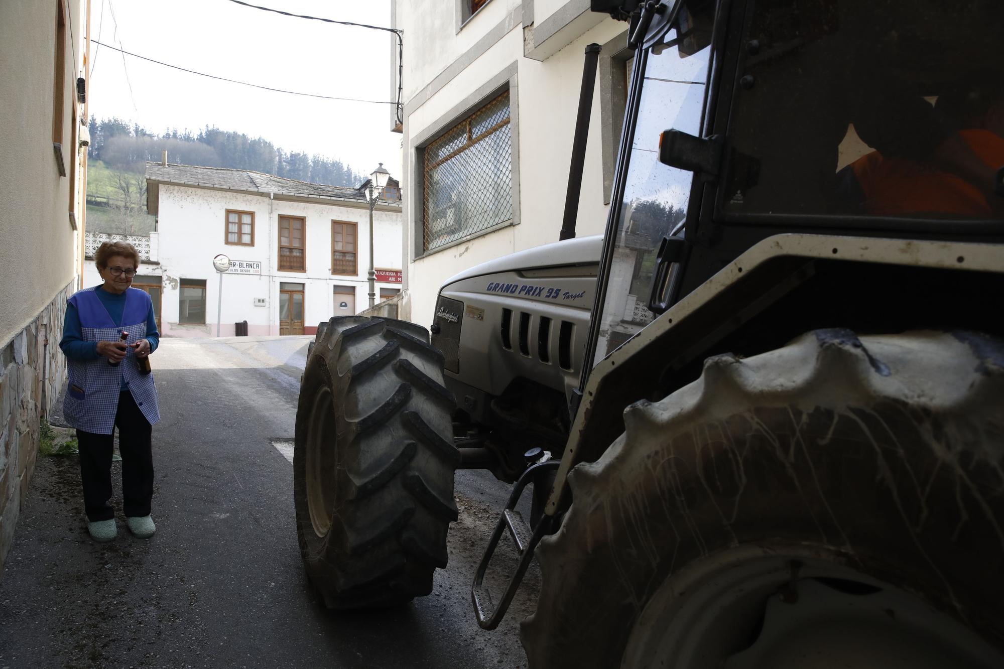 Agricultores ayudando en la extinción de los focos de fuego y enfriando las inmediaciones de la gasolinera de Navelgas