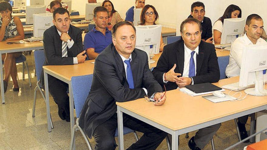 Alcaldes y concejales de la comarca durante una pleno de la mancomunidad.  // Bernabé/