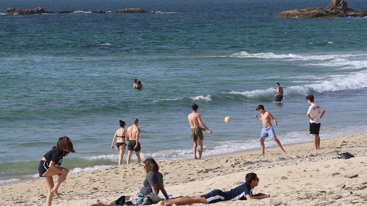 Los vigueses dan la bienvenida a la primavera en la playa de Samil.