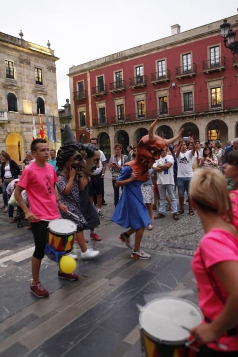 Cabezudos y batucada en Cimavilla, Gijón