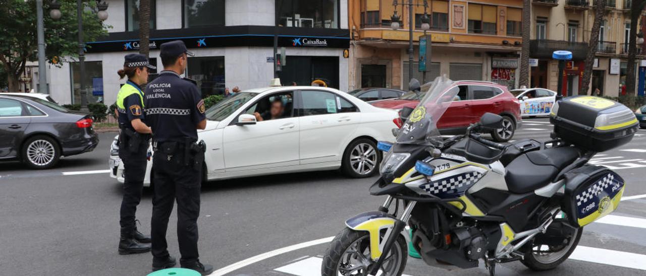 Cruce entre Germanías y Russafa donde Mobilitat Sostenible reordenó los giros. El paso de vehículos ha disminuido tras la actuación.