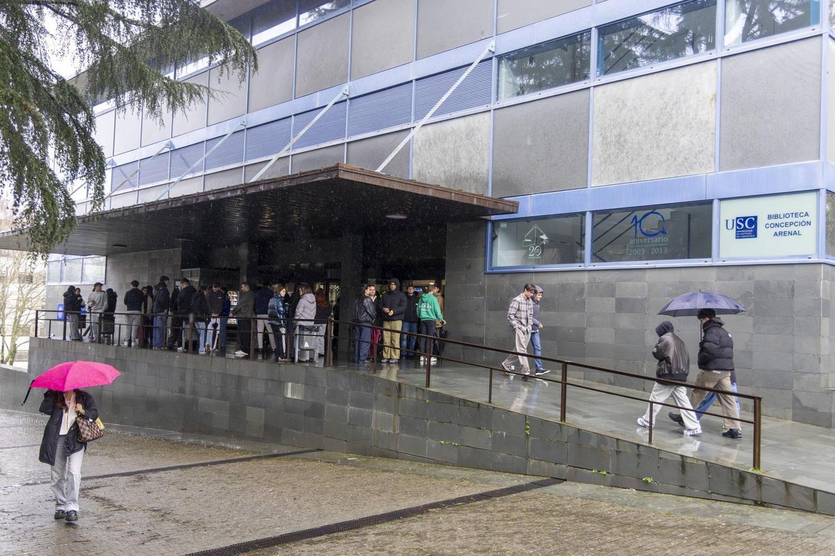 Estudantes que van a preparar os exames á Biblioteca Concepción Arenal, nunha imaxe de arquivo.