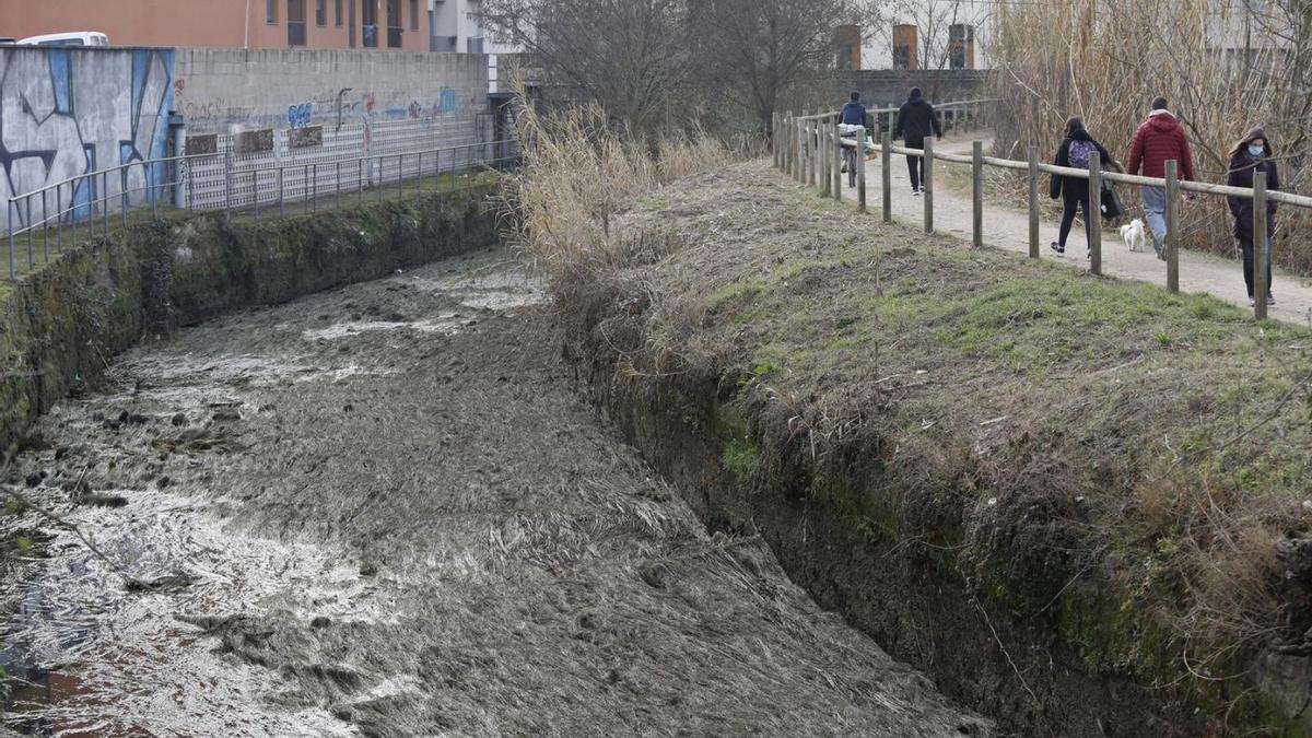 La séquia pràcticament sense aigua, a l’alçada de Santa Eugènia.