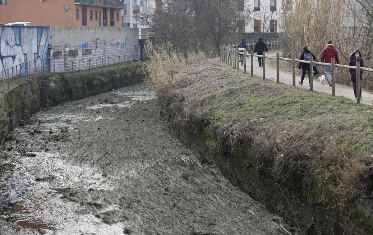 La séquia pràcticament sense aigua, a l’alçada de Santa Eugènia.