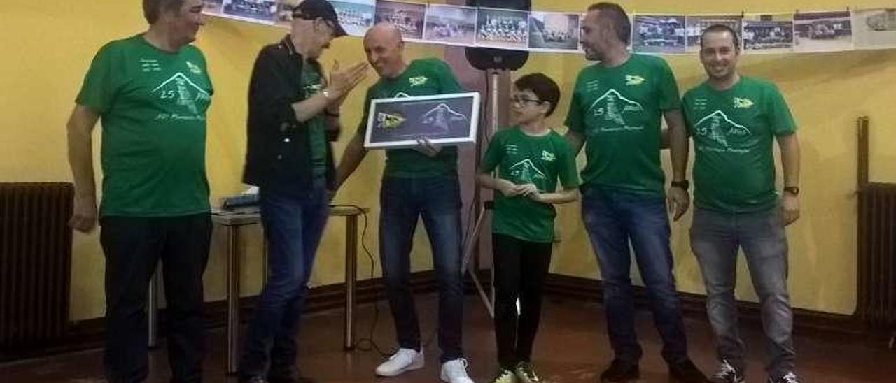 En el centro, Rubén García, que preside el club desde 1993, recibe un regalo.