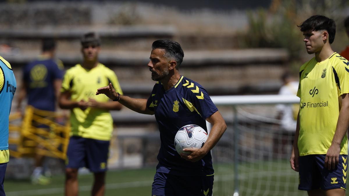 Rubén de la Barrera dando instrucciones durante el entrenamiento de ayer en la Ciudad Deportiva de Barranco Seco.